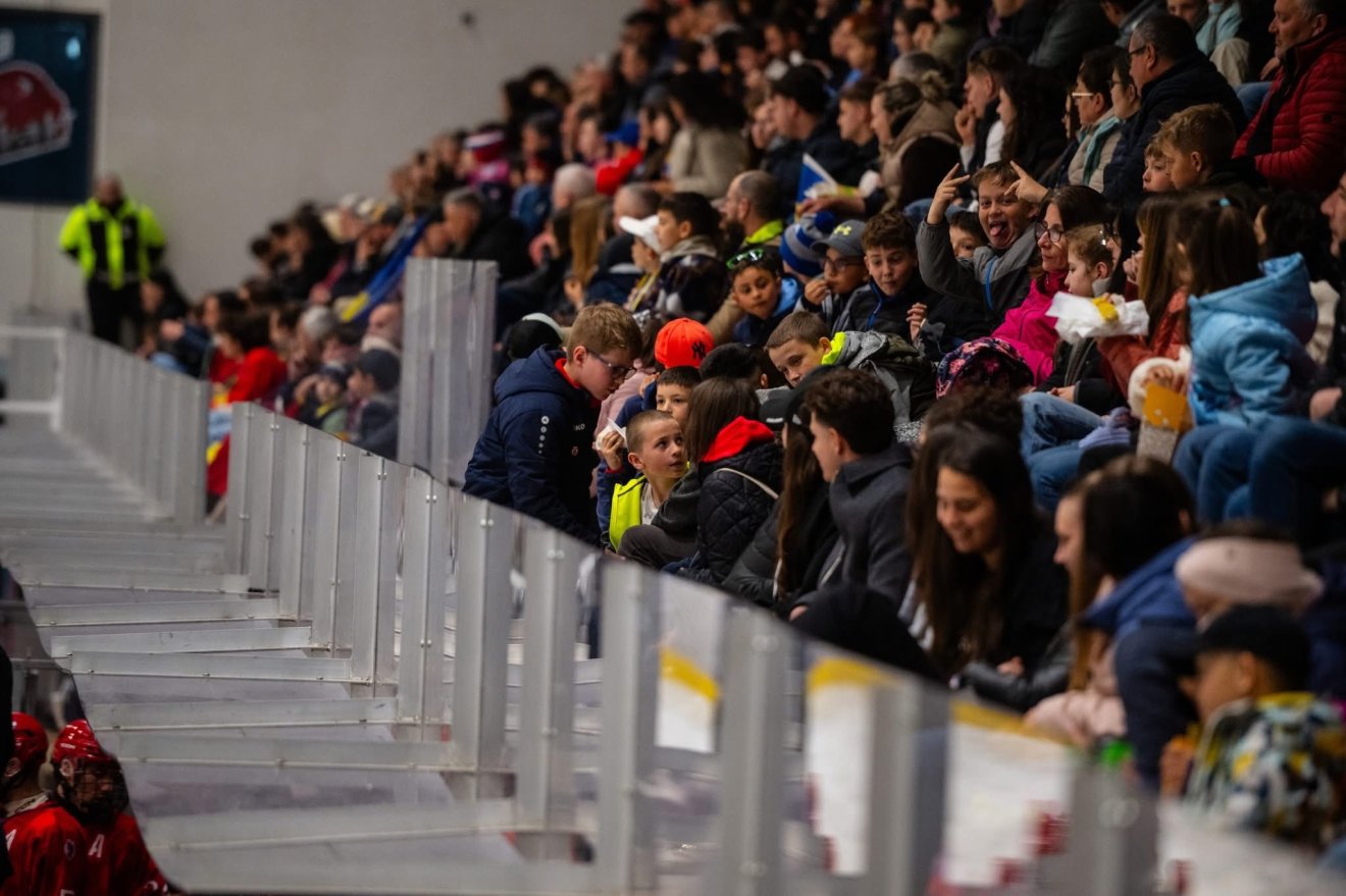 Hokiláz a céhes városban: telt ház a Deme László Műjégpályán &bullet;  Fotó: Máthé Zoltán