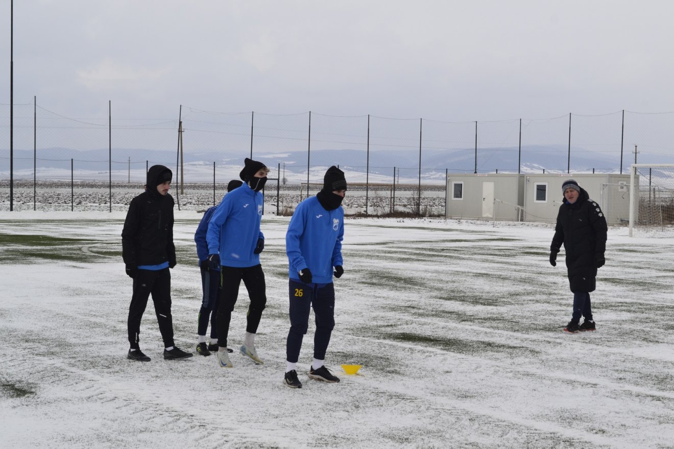 Liviu Negoiță hóban és fagyban vezényelte le 2026 első edzését &bullet;  Fotó: KSE Kézdivásárhely/Facebook