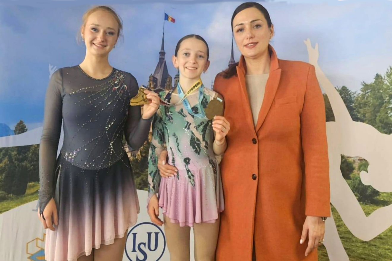 Milik Sonia és Molnár Lelle Ágota edzőjükkel, Petra Knezevic Kolareviccsel &bullet;  Fotó: Királypingvinek Sepsiszentgyörgy