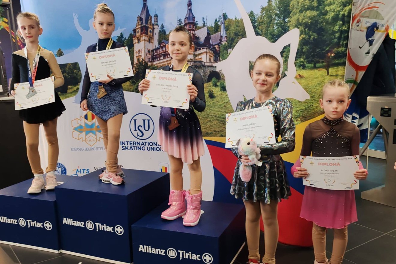 Balázsi Tamara (KSE) az első, Bara Lídia (ISK) a második, Tubák Flóra (KSE) pedig az ötödik helyen végzett a Chicks kategóriában &bullet;  Fotó: KSE műkorcsolya-szakosztály