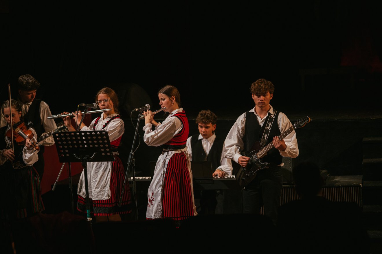 A Nagy Mózes Főgimnázium tanulói a színpadon verssel, énekkel és tánccal emlékeztek a korabeli aradi megtorló eseményekre •  Fotó: Dénes Botond/Kézdivásárhely Önkormányzata