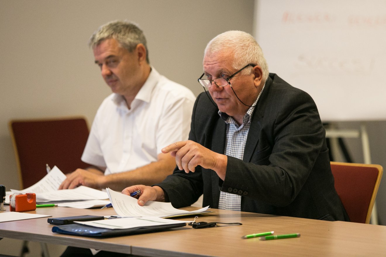 A múlt és a jövő. Oláh József átadta a stafétát Donciu Ștefannak • Fotó: Miska Brigitta