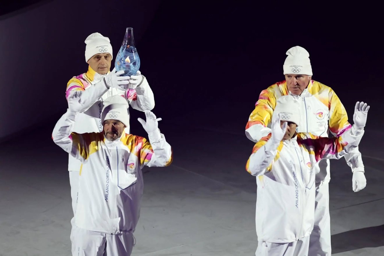 Muranói üvegcseppben vitte az olimpiai lángot a sífutó Maurilio De Zolt, Marco Albarello, Giorgio Vanzetta és Silvio Fauner, akik az 1994-es, lillehammeri játékokon bombameglepetésre nyertek aranyérmet a 4x10 kilométeres váltóban &bullet;  Fotó: Román Olimpiai és Sportbizottság (COSR)
