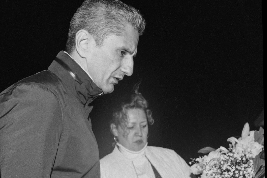 Răzvan Lucescu vezetőedző is lerótta kegyeletét  az elhunyt szurkolók előtt &bullet;  Fotó: PAOK/Facebook