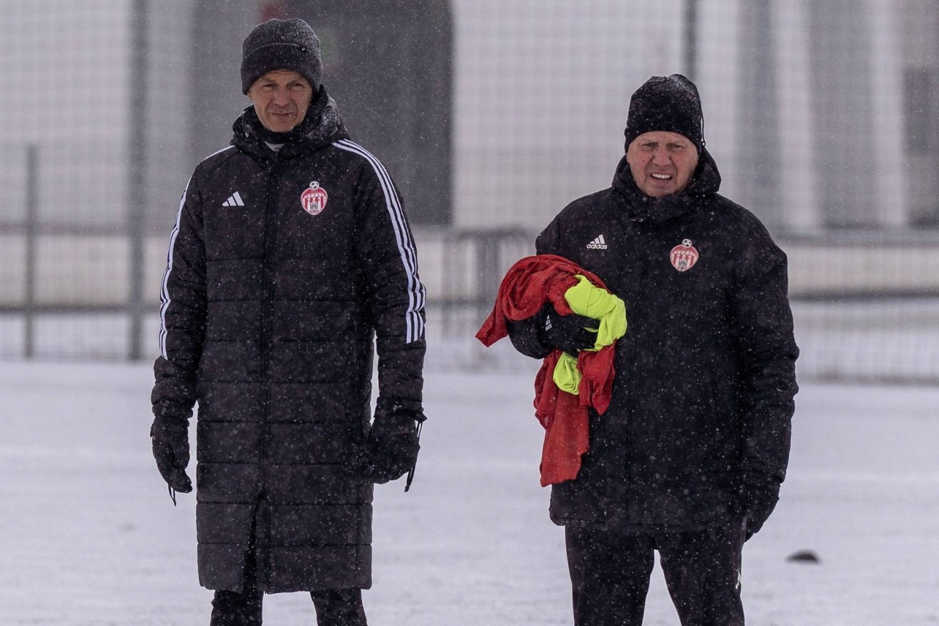 Ovidiu Burcă vezetőedző (balról) és segítője, Kulcsár László az első 2026-os edzést hétfő délelőtt vezényelték le &bullet;  Fotó: Sepsi OSK/Facebook