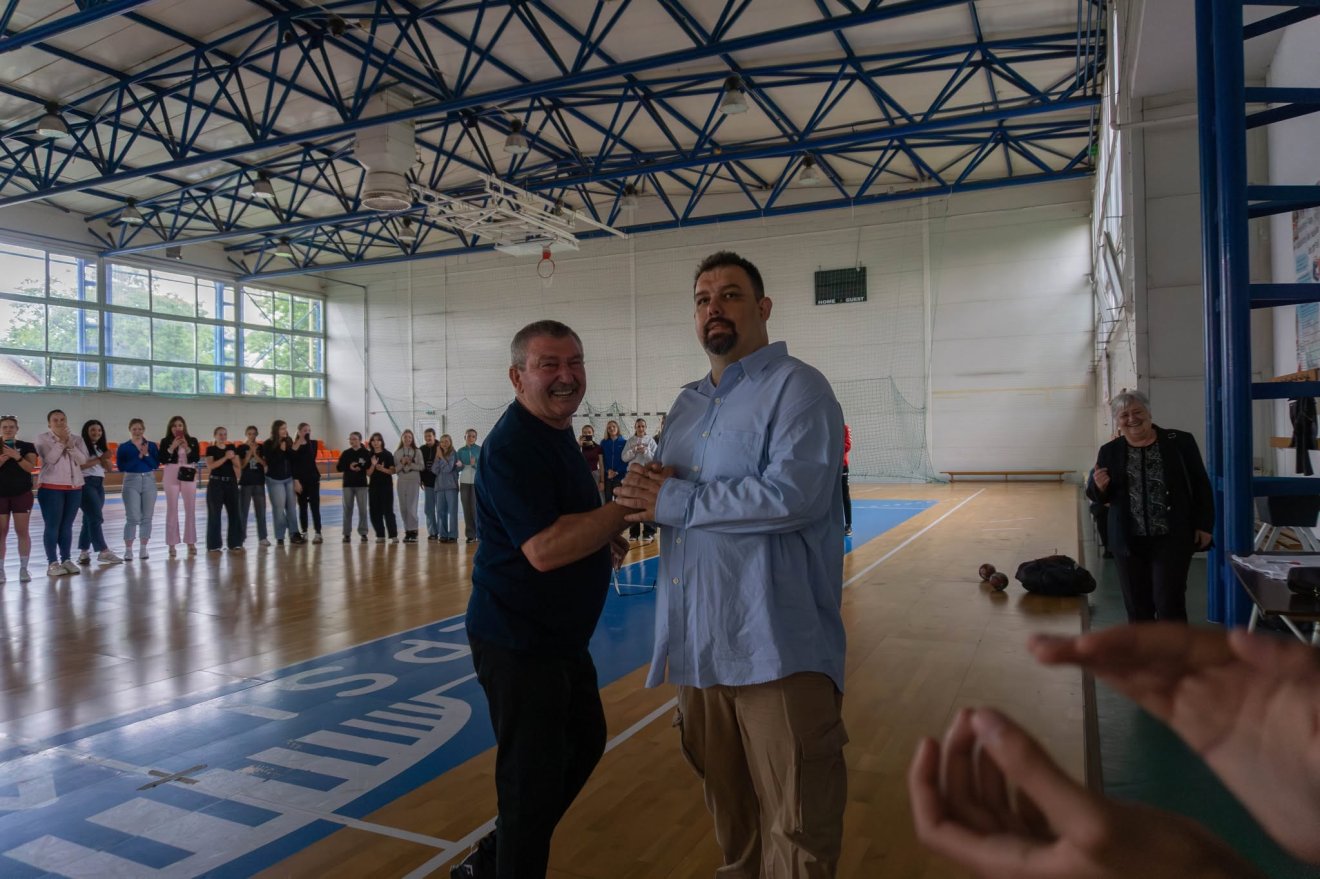 Szerző Árpád átadta a stafétát. Vida Attila edzőkollégával &bullet;  Fotó: Sepsiszentgyörgyi Iskolás Sportklub