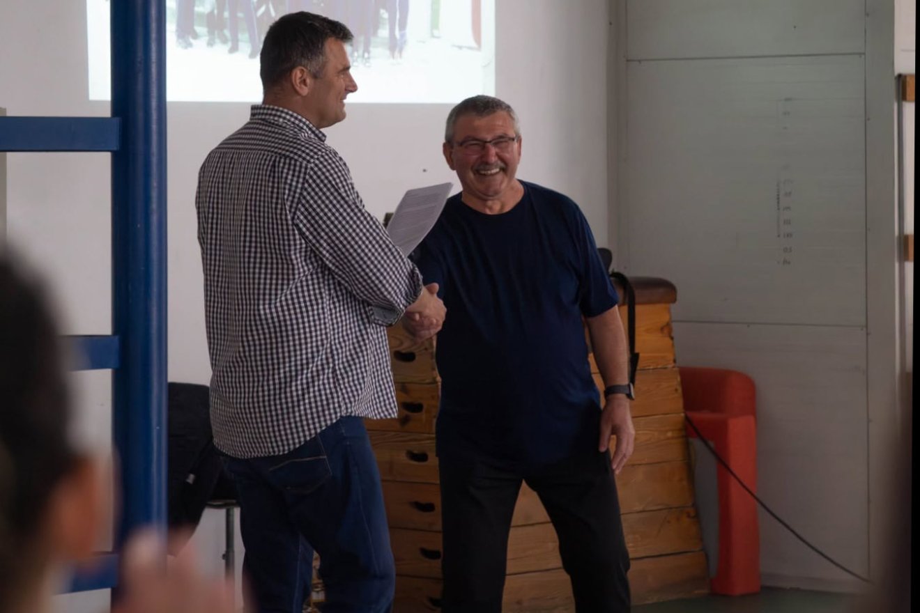 Nemes Áron, a Sepsiszentgyörgyi Iskolás Sportklub vezetője is gratulált a példaértékű pályafutáshoz &bullet;  Fotó: Sepsiszentgyörgyi Iskolás Sportklub