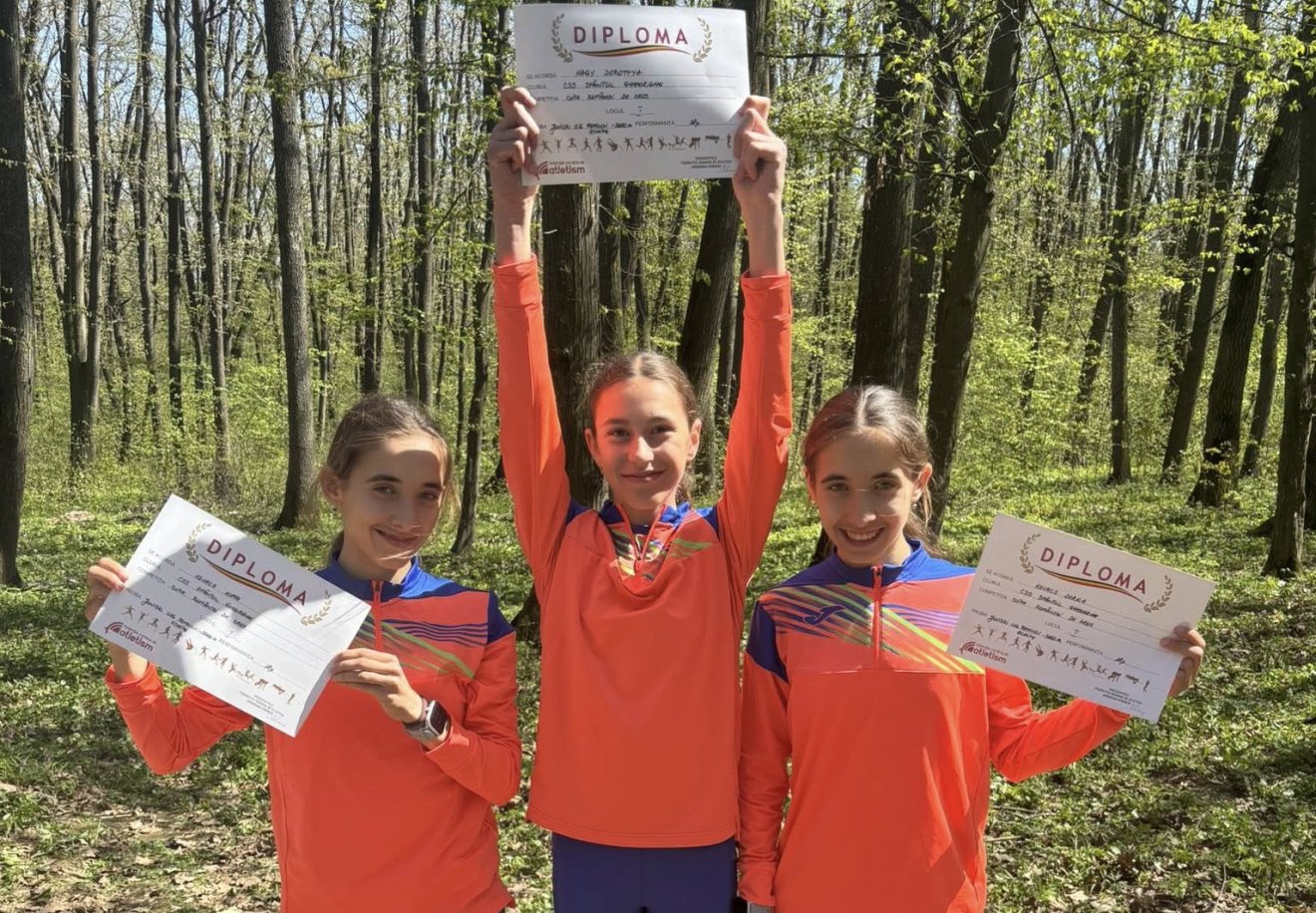 A Nagy Dorottya, Kovács Dorka, Kovács Kata alkotta trió megnyerte a 3000 méteres csapatversenyt •  Fotó: Facebook / Sepsiszentgyörgyi Iskolás Sportklub