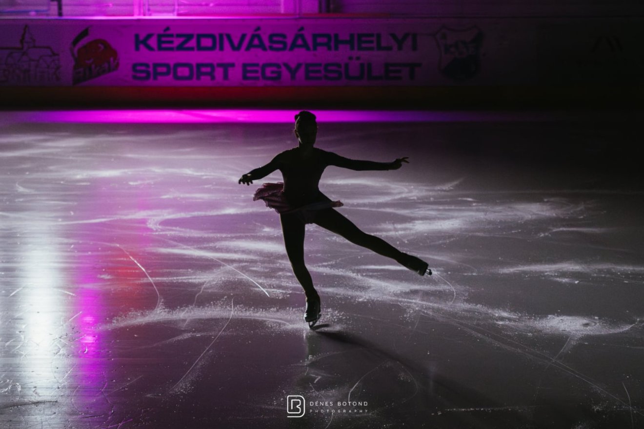 A műkorcsolya egy rendkívül különleges sportág, amely elegánsan ötvözi a művészetet és az atlétikát •  Fotó: KSE műkorcsolya-szakosztály/Dénes Botond