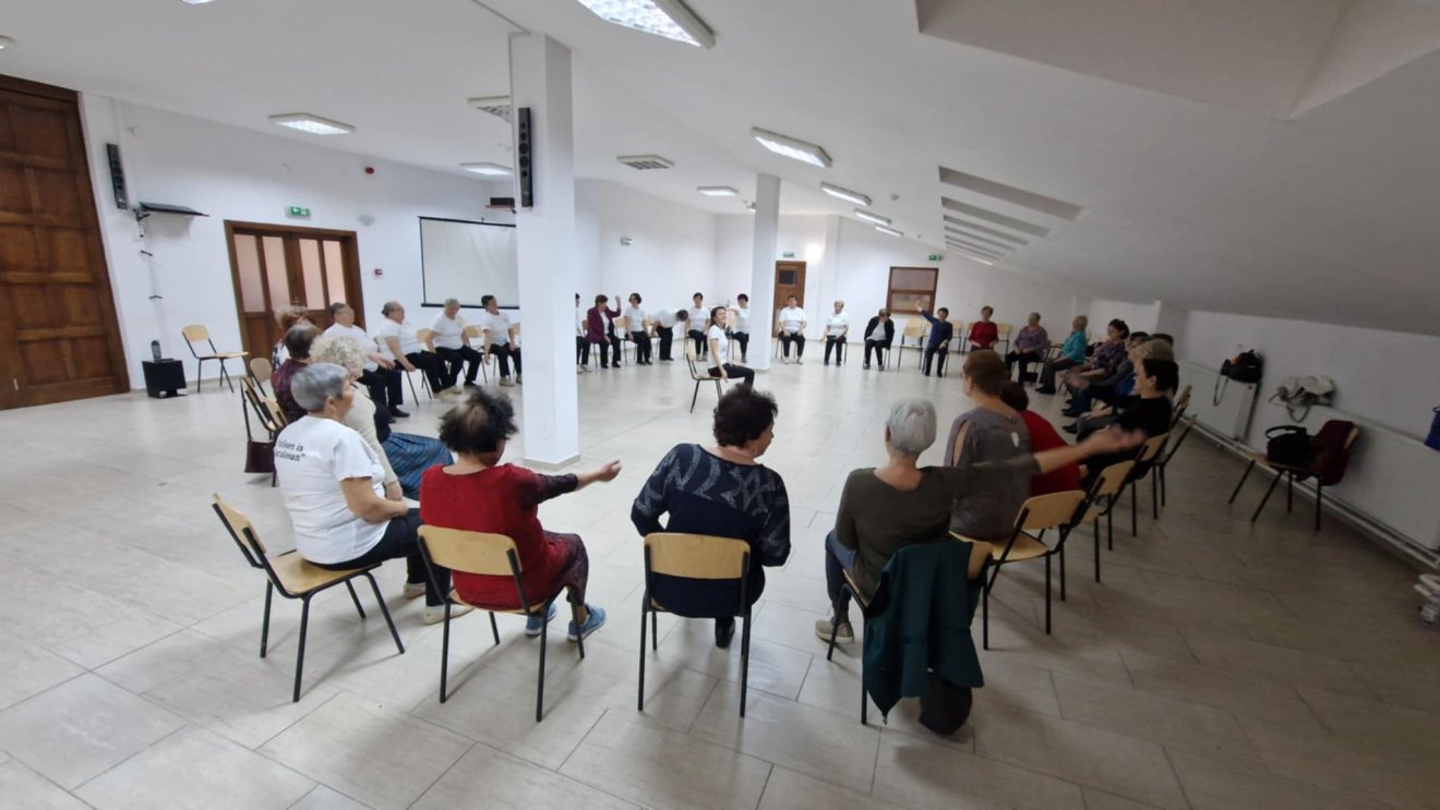 Az órákon ülő- és páros táncokat, körtáncokat, sortáncokat is gyakorolnak •  Fotó: Voiculescu Kriszta személyes archívuma