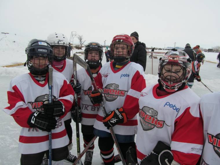 Királypingvinek a tó jegén: gyerekhoki-fesztivál Háromszéken