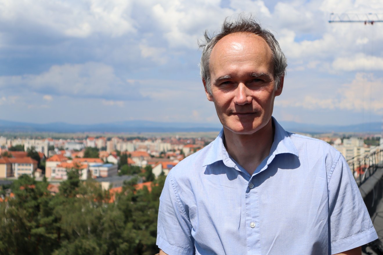 A csíkszeredai gimnáziumból indulva a gyógyszerfejlesztési kutatások élvonalába érkezett Dezső Zoltán fizikus •  Fotó: Rédai Attila