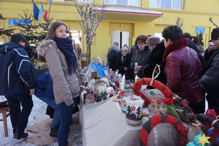 Jótékonykodó fiatalok