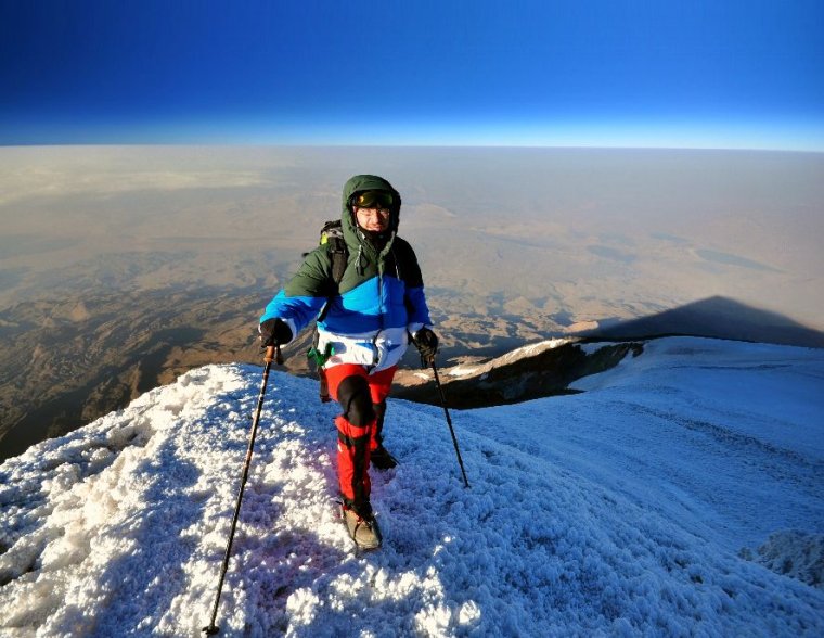 Ember a fehér köpeny mögött