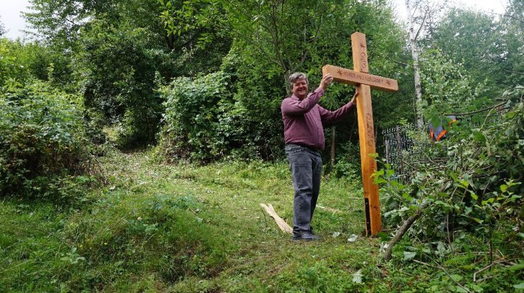 Fakereszteket állítanak