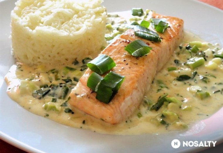 Lazac újhagymás-tejszínes mártással