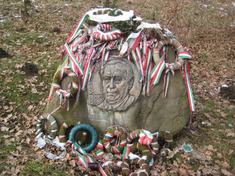 Példaképünk marad