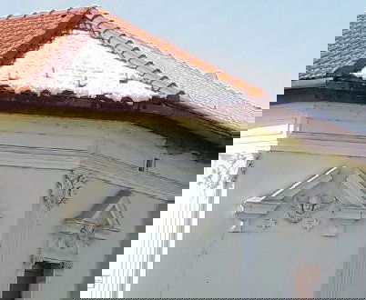 Nehéz a háztetőket pucolni