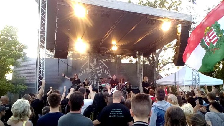 Petrásnak pénzbírságot is kell fizetnie