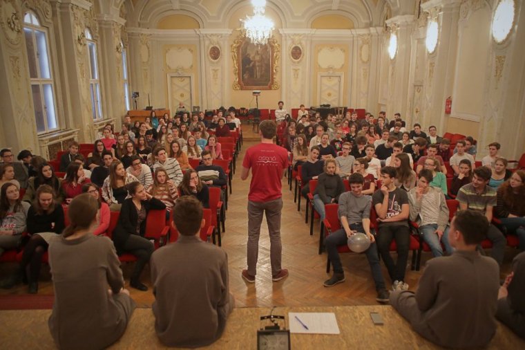 Több száz tevékenység