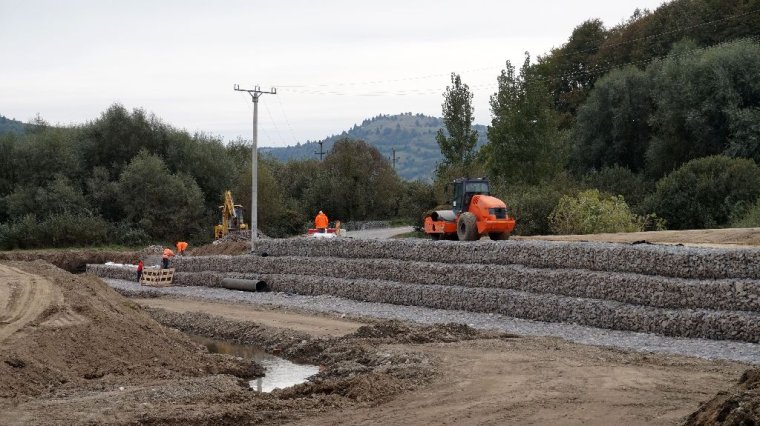 Dolgoznak a Katrosában