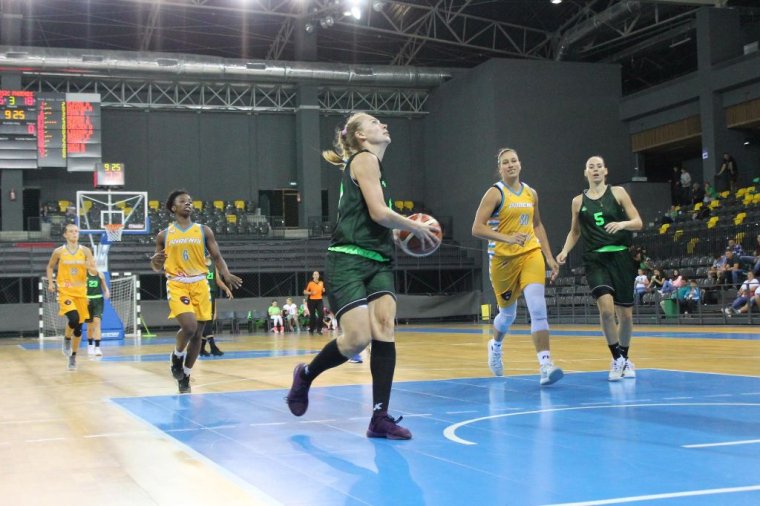 Rajt a palánk alatt