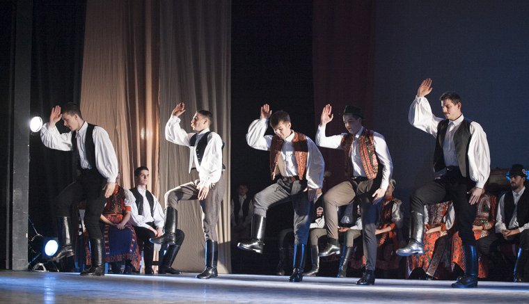 Várják a táncos lábú fiúkat