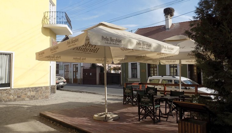 Kirakatokat is betörtek