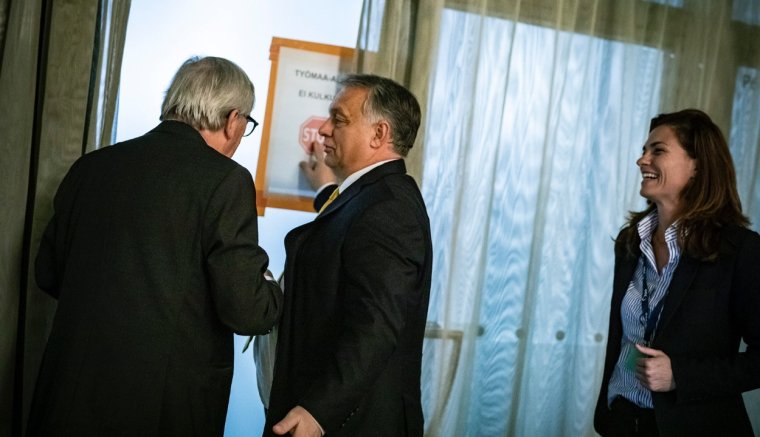 VIDEÓ: Orbán Viktor sietett a kilincset nem találó Juncker segítségére