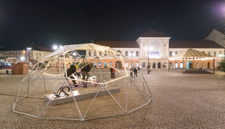 Megrongálták az ünnepi installációt Sepsiszentgyörgyön