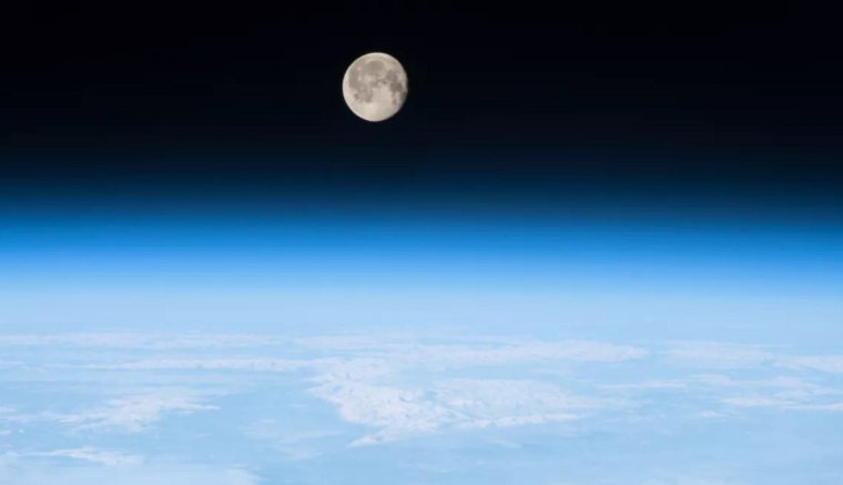 Elszabadult rakéta csapódik a Holdba pénteken