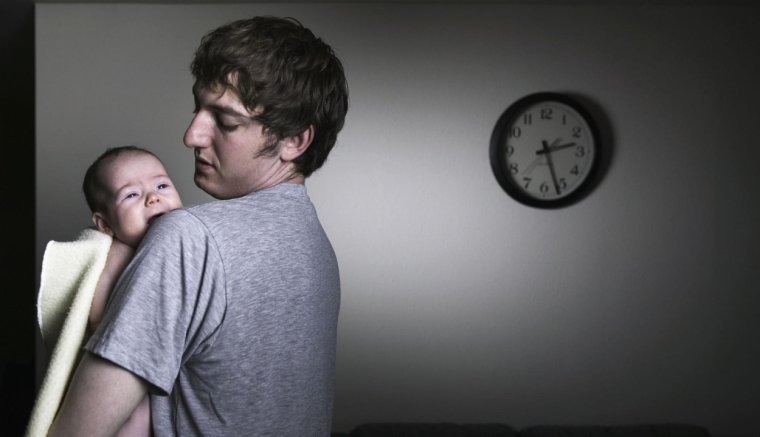 Első gyerekük születése után hat éven át kevesebbet alszanak a szülők