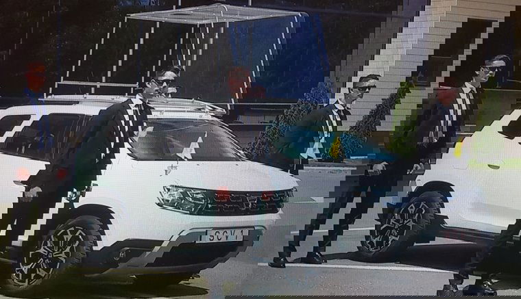 Bemutatták a pápamobillá alakított Dacia Dustert