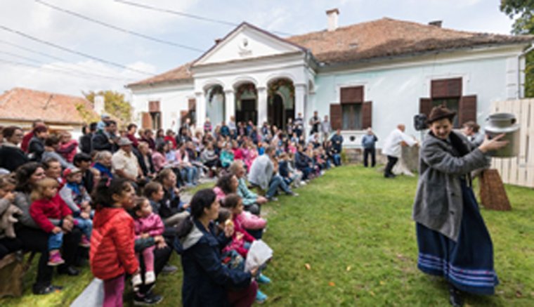Új szobrot is kapott Elek apó