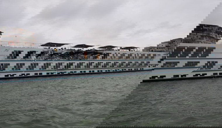 Három személy megsérült a Dunán, amikor egy turistahajó egy teherhajóval ütközött