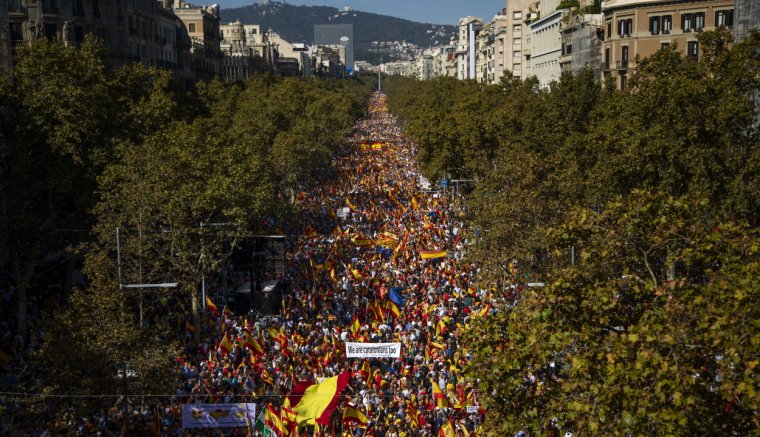 Tízezrek vonultak utcára Spanyolország egységéért Barcelonában