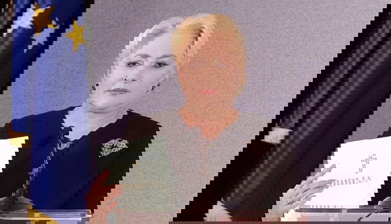 Dăncilă három ajándékot készített elő Johannisnak: egy trikolórt, egy alkotmányt és egy Bibliát