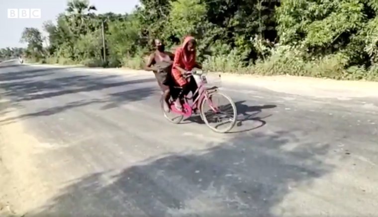 1200 kilométert biciklizett egy 15 éves indiai lány, mozgássérült apjával a csomagtartón