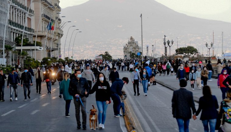 Spanyolországban visszautalják az embereknek az első járványhullám idején kiszabott bírságokat