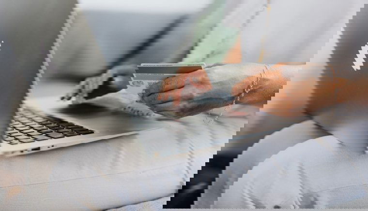 A közintézmények kötelesek biztosítani az online bankkártyás fizetés lehetőségét az ügyfeleknek