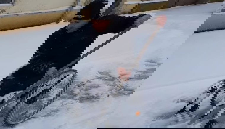 Kerekesszékben ülve is eltakarítja a havat a járdáról ez a Brassó megyei férfi