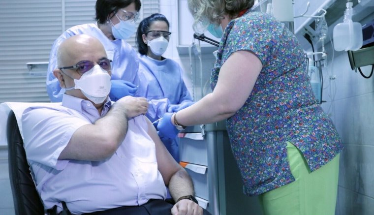 Raed Arafat is megkapta a COVID-19 elleni oltást