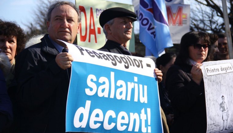 Szakszervezetek: csak a beígért összeg negyedével nő a tanügyi alkalmazottak fizetése