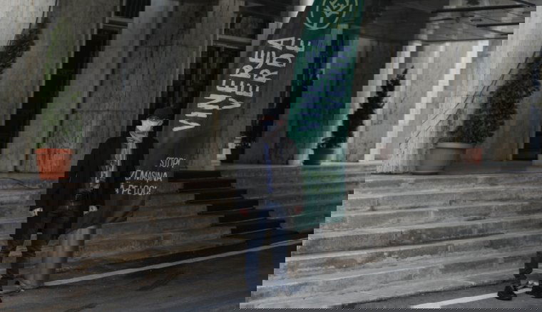 Zöld Péntek: gyalog ment a Victoria palotába Florin Cîţu miniszterelnök