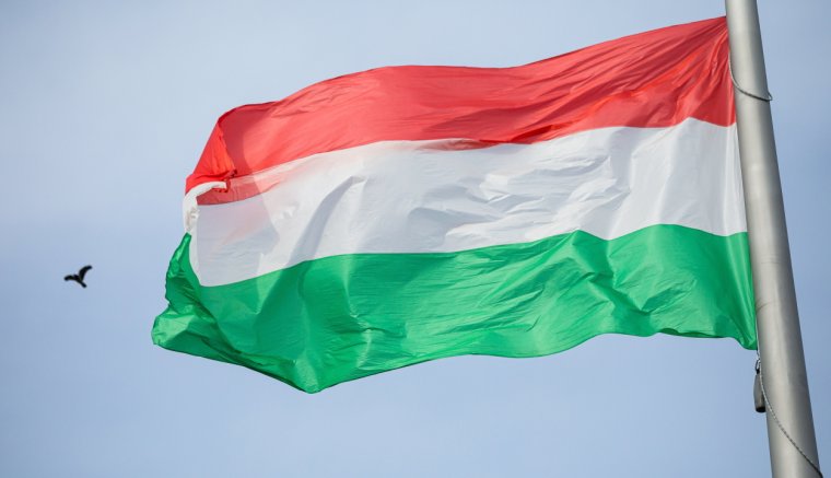 Március 15: felvonták a nemzeti lobogót az Országház előtt