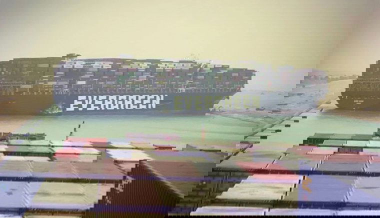 Beszorult egy hatalmas teherhajó a Szuezi-csatornában