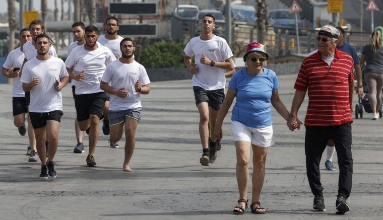 Már nem kötelező a maszk szabadtéren Izraelben