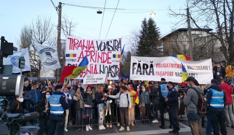 Ismét tüntettek a járványügyi intézkedések ellen Bukarestben