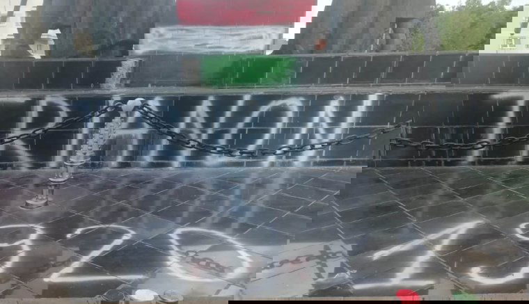 Festegetés a szobornál