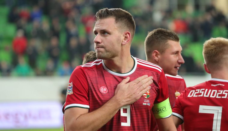 Emelt fővel távoztak